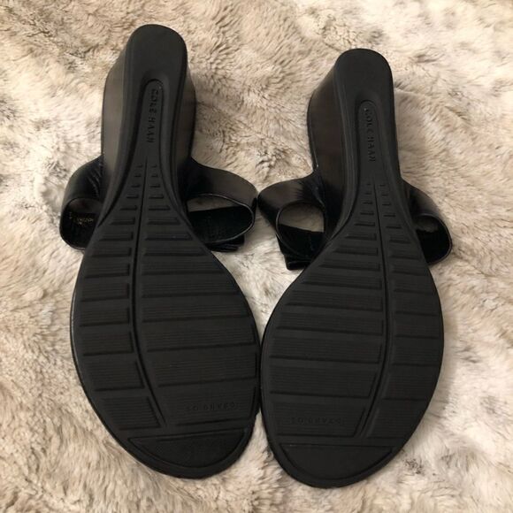 : : COLE HAAN OS GRAND Thong Sandals with Gold Tone Block Square Logo Detail : : - Picture 10 of 15